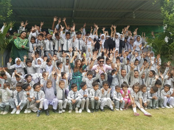 THE STARS OF ZINDAGI KITNI HASEEN HAY VISIT JS Deaf School (1)