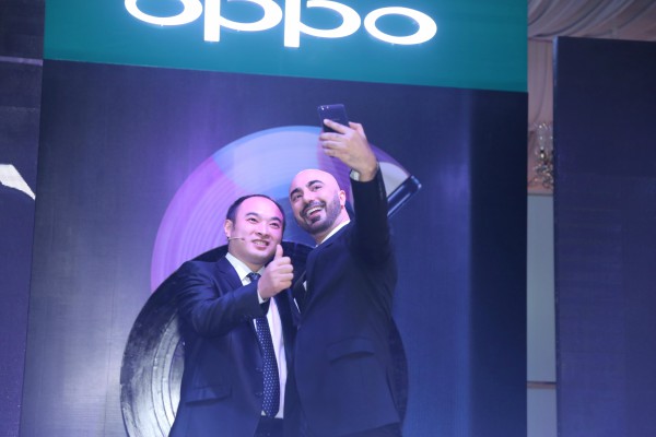 ceo-oppo-pakistan-george-long-and-hsy-sharing-a-selfie-using-the-classic-black-f1s-selfie-expert