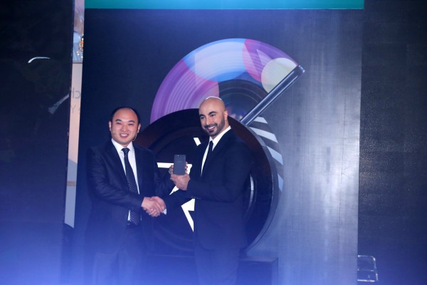 ceo-oppo-pakistan-george-long-and-hsy-unveiling-the-classic-black-f1s-selfie-expert